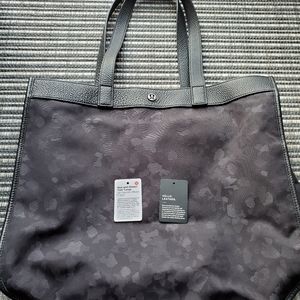 LULULEMON ON MY LEVEL TOTE 25L - BLACK CAMO